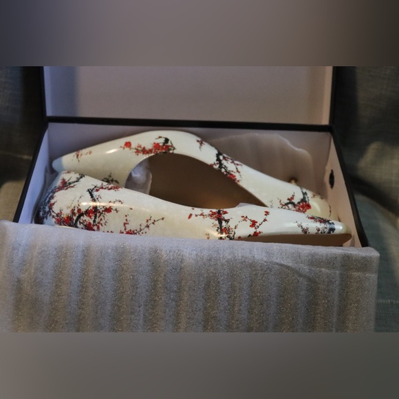 Reindee Lusion cream/off-white and red floral/branch design, size 9.5 heels - Picture 3 of 8